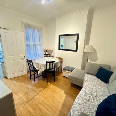 4 Bedroom House In Turnpike Lane/Wood Green Londra Esterno foto