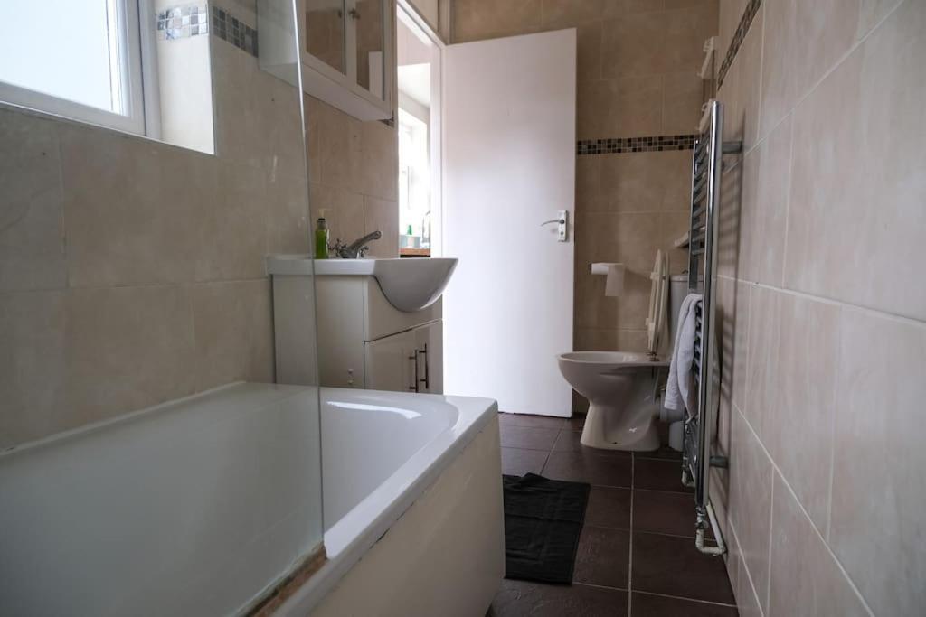 4 Bedroom House In Turnpike Lane/Wood Green Londra Esterno foto