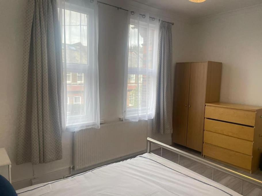 4 Bedroom House In Turnpike Lane/Wood Green Londra Esterno foto