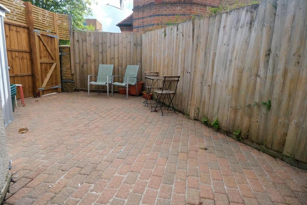 4 Bedroom House In Turnpike Lane/Wood Green Londra Esterno foto
