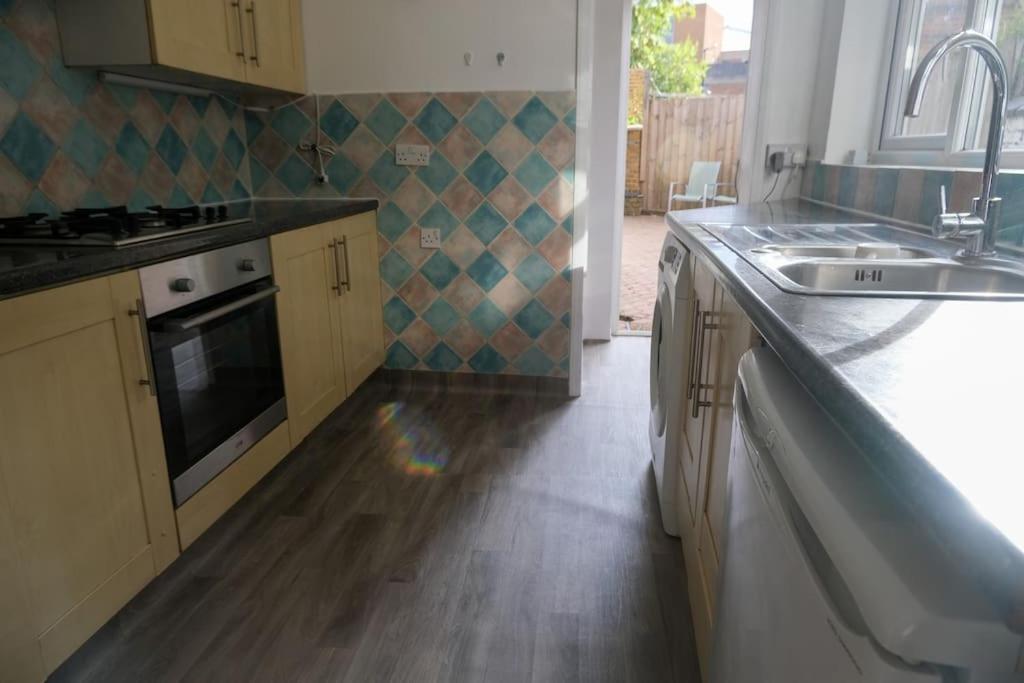 4 Bedroom House In Turnpike Lane/Wood Green Londra Esterno foto