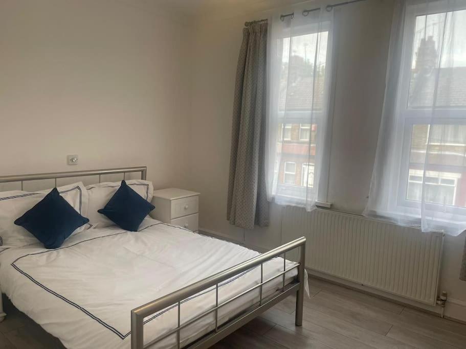 4 Bedroom House In Turnpike Lane/Wood Green Londra Esterno foto