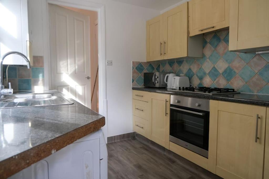 4 Bedroom House In Turnpike Lane/Wood Green Londra Esterno foto