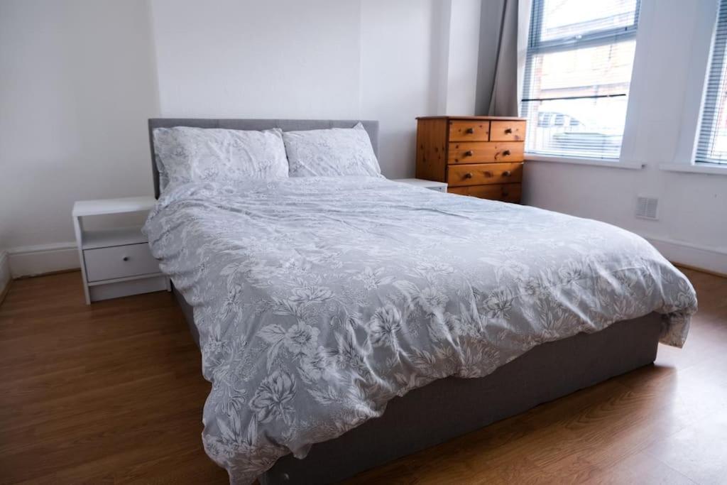 4 Bedroom House In Turnpike Lane/Wood Green Londra Esterno foto